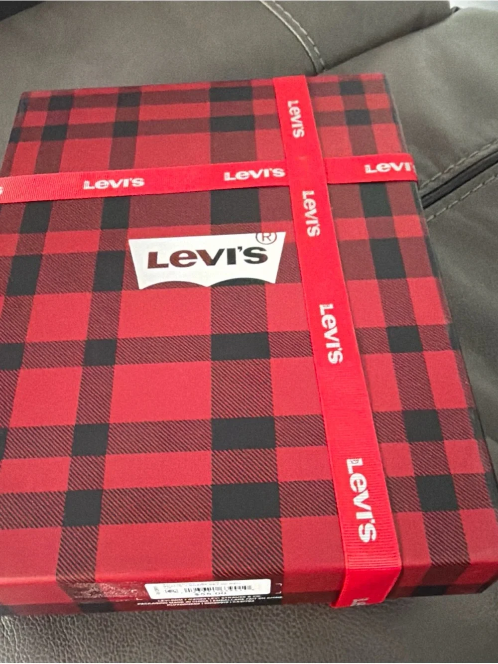 Levi's Men's Logo Beanie & Scarf Gift Set. One Size. Black. New in Gift Box